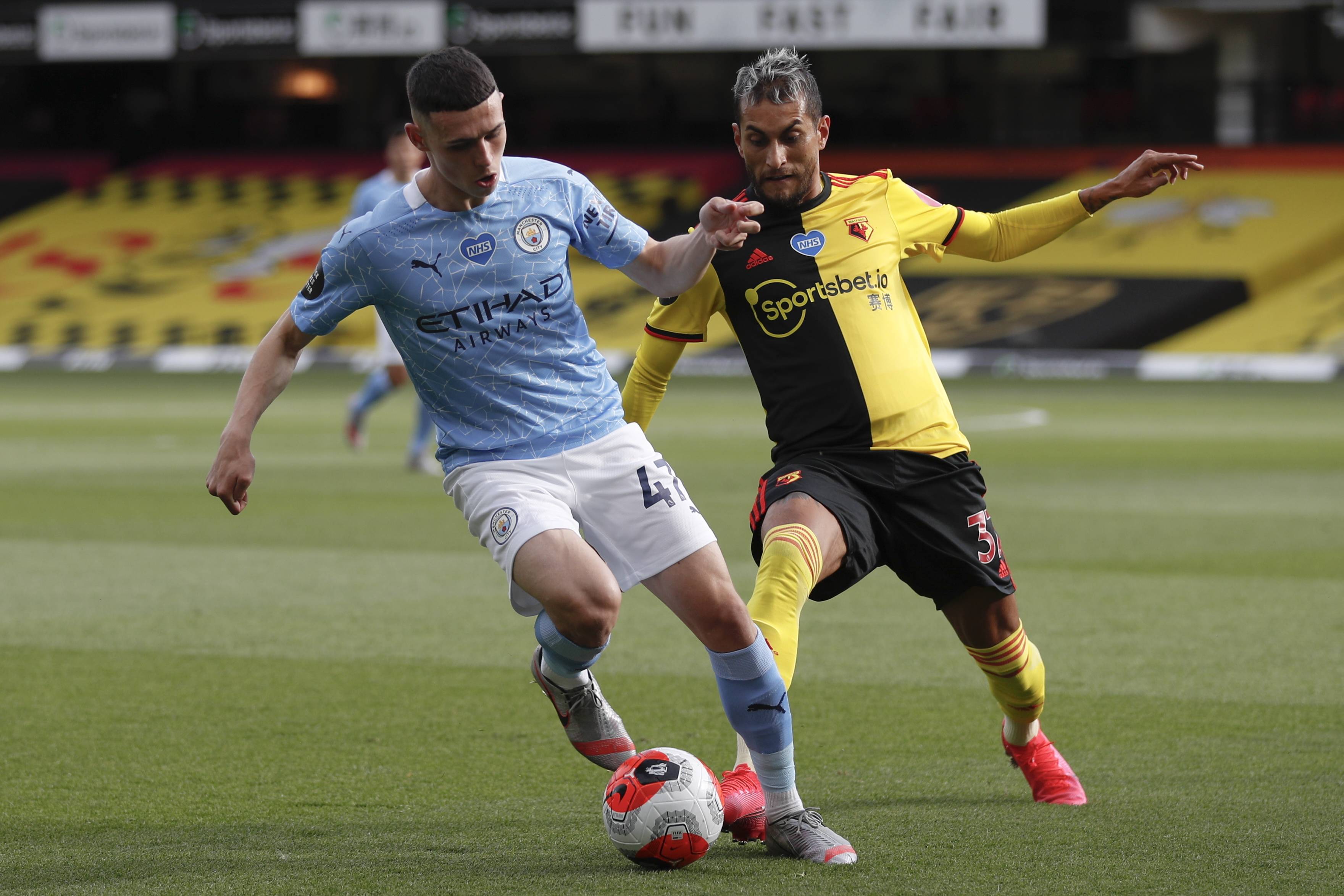 在防守收缩 在防守收缩